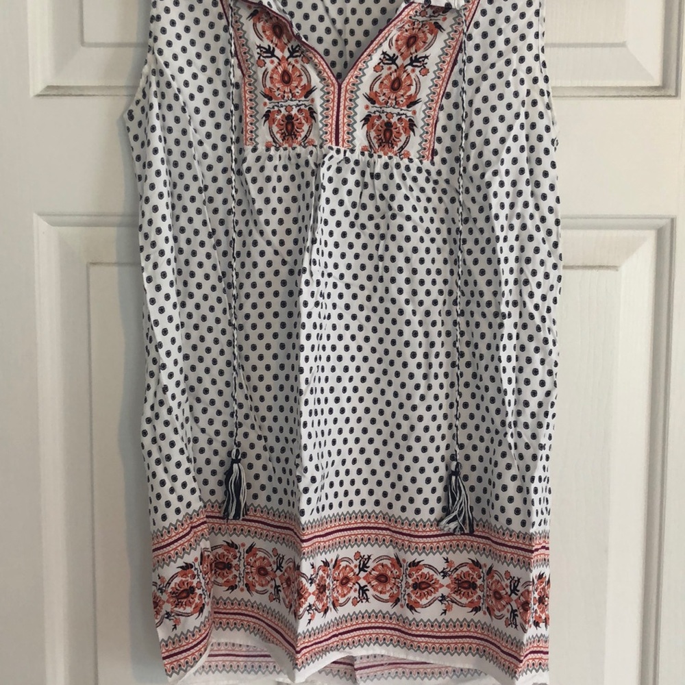 Light and flowy sleeveless almost new blouse.